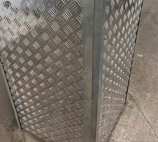 Обшивка стен и пола металлическими рифлеными листами